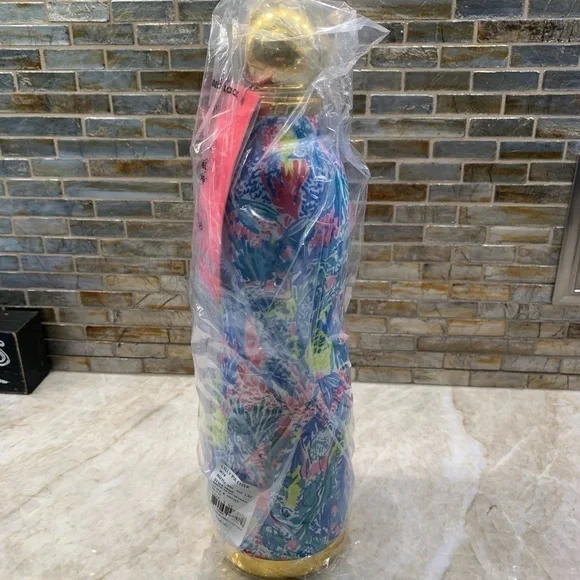 Lilly Pulitzer 24 Oz Squeeze The Day Water Bottle - Picture 11 of 11